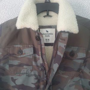 Abercrombie and Fitch Sz 15/16 Insulated Green Camo Print Jacket Fleece Lining